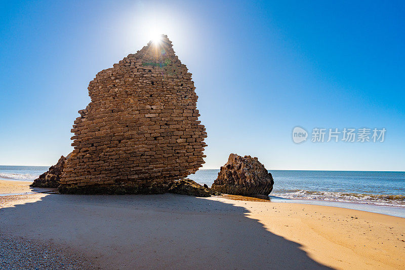 西班牙安达卢西亚Huelva的马萨贡海滩Torre Rio del Oro古塔遗址